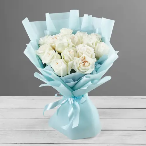 Букет из 15 белых пионовидных роз в упаковке