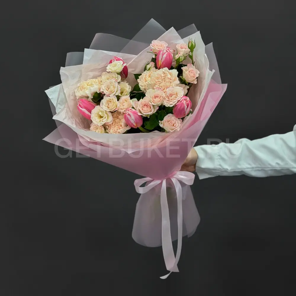 225227 Букет из кустовых роз с тюльпанами и гвоздикой