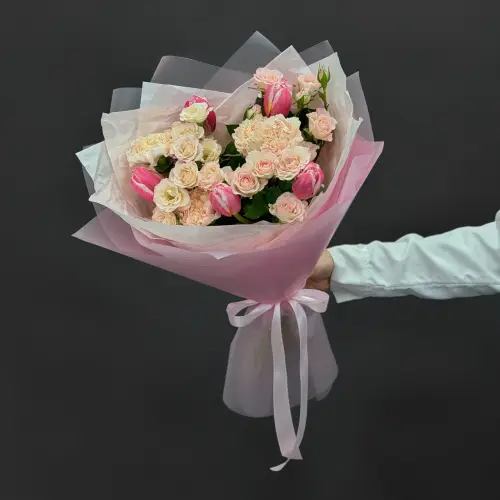 Букет из кустовых роз с тюльпанами и гвоздикой