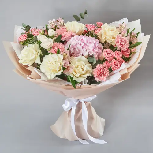 Нежный букет роз и гвоздик с гортензией