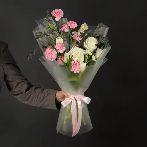 Букет из ранункулюсов с тюльпаном и нарциссом