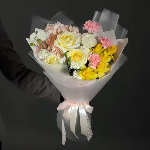 Букет из ранункулюсов с гортензией, розами и нарциссом 