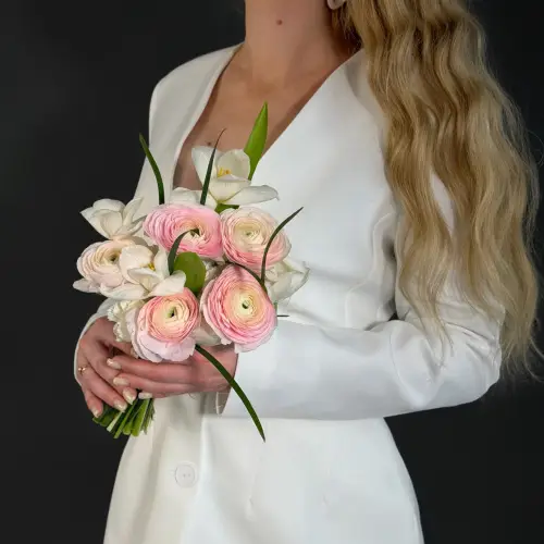 Букет невесты из тюльпанов, ранункулюсов и гвоздик