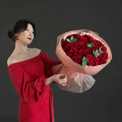 Букет из 19 красных роз с эвкалиптом